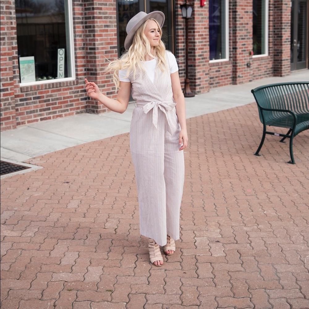 Super cute jumpsuits ties in the front